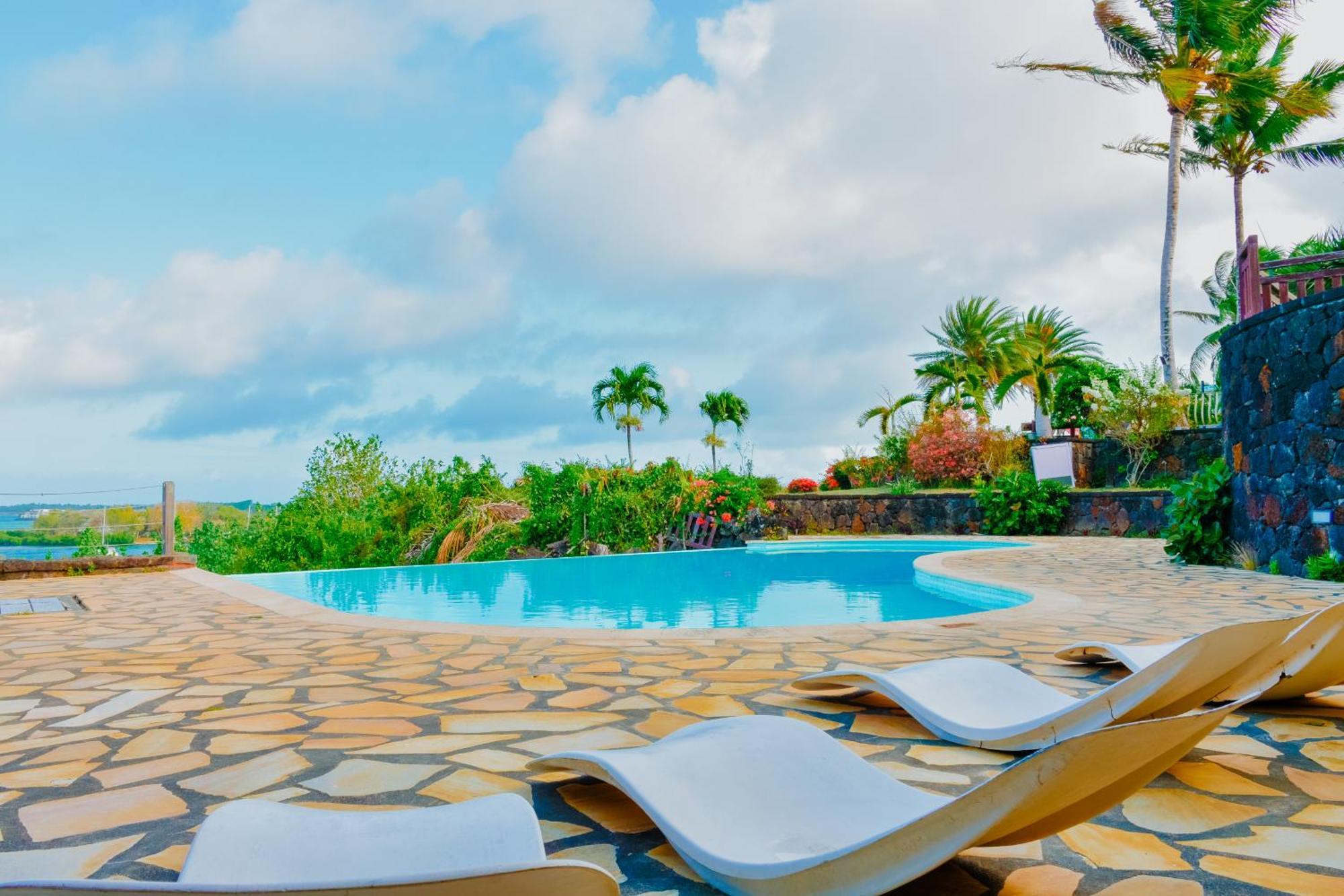 Boutique Villa On The Rocks With Stunning Sea Views, Infinity Pool & Private Sea Trou d'Eau Douce Exterior photo